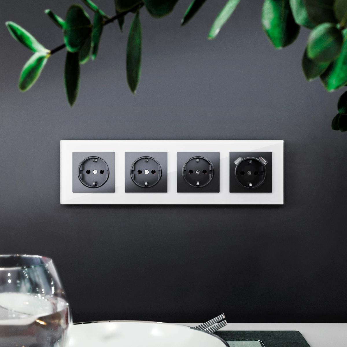 Рамка из стекла на 4 поста Favorit белый W0041101