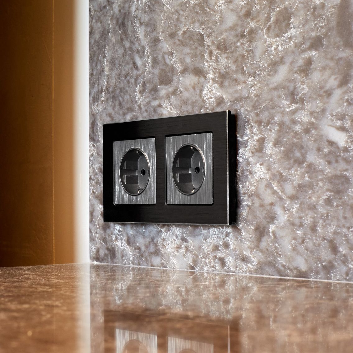 Рамка из металла на 2 поста Аluminium черный алюминий W0021708