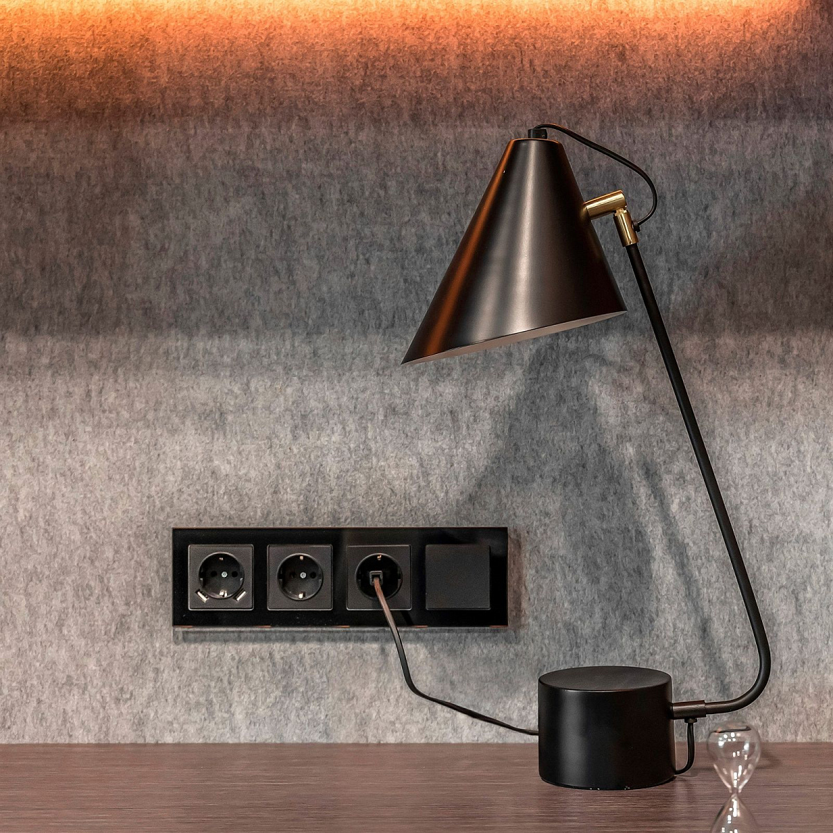 Выключатель одноклавишный проходной черный матовый W1112008