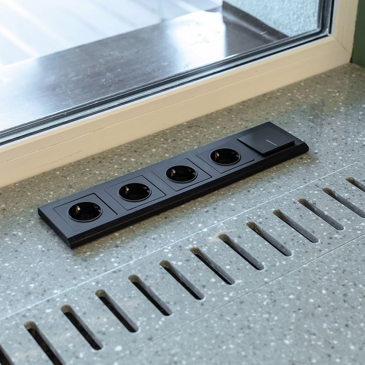 Выключатель одноклавишный проходной с подсветкой черный матовый W1112108