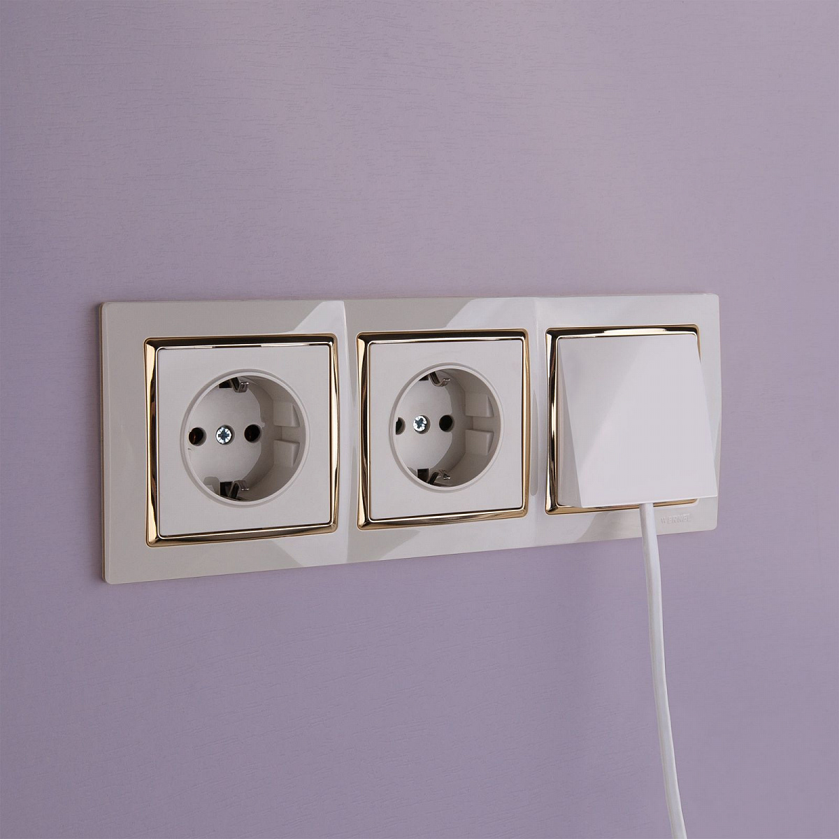 Рамка из поликарбоната на 3 поста Snabb слоновая кость/золото W0031932